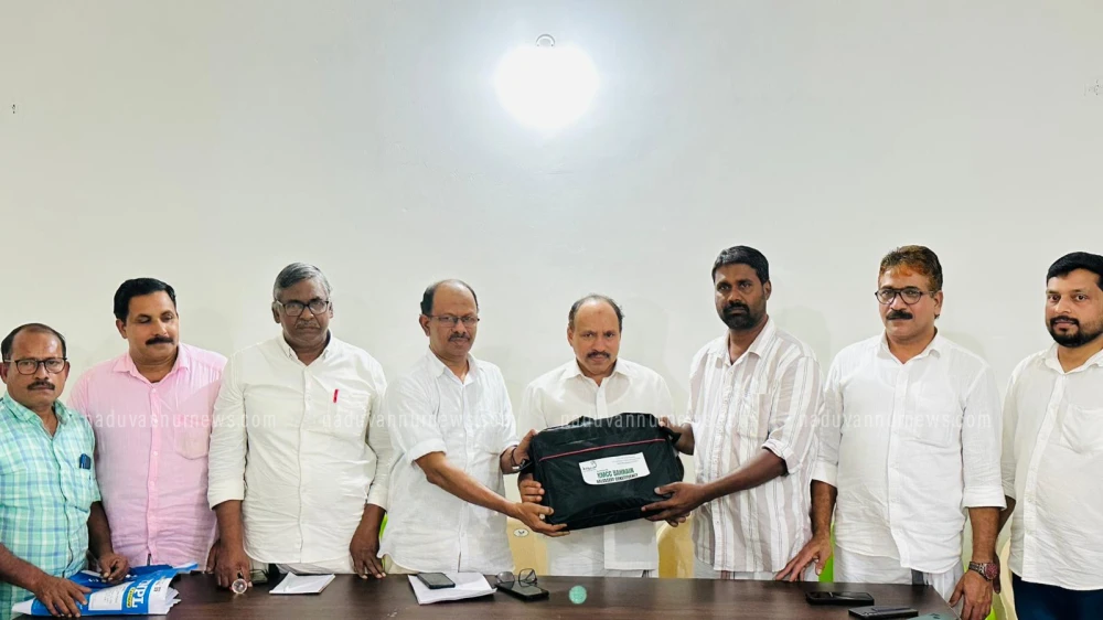 പൂനത്ത് പാലിയറ്റീവ് യൂണിറ്റിന് കമ്പ്യൂട്ടറൂം ഉപകരണങ്ങളും നല്കി കെ എം സി സി