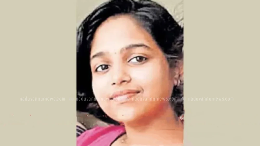 ട്രെയിൻ ഇറങ്ങി രണ്ടാം പ്ലാറ്റ്ഫോമിലേക്ക് കടക്കുന്നതിനിടെ എൻജിനീയറിങ് വിദ്യാർഥിനി മറ്റൊരു ട്രെയിൻ തട്ടി മരിച്ചു