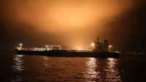 
                        ഒമാന്‍ ഉള്‍ക്കടലില്‍ മൂന്ന് കപ്പലുകള്‍ കൂട്ടിയിടിച്ച് അപകടം