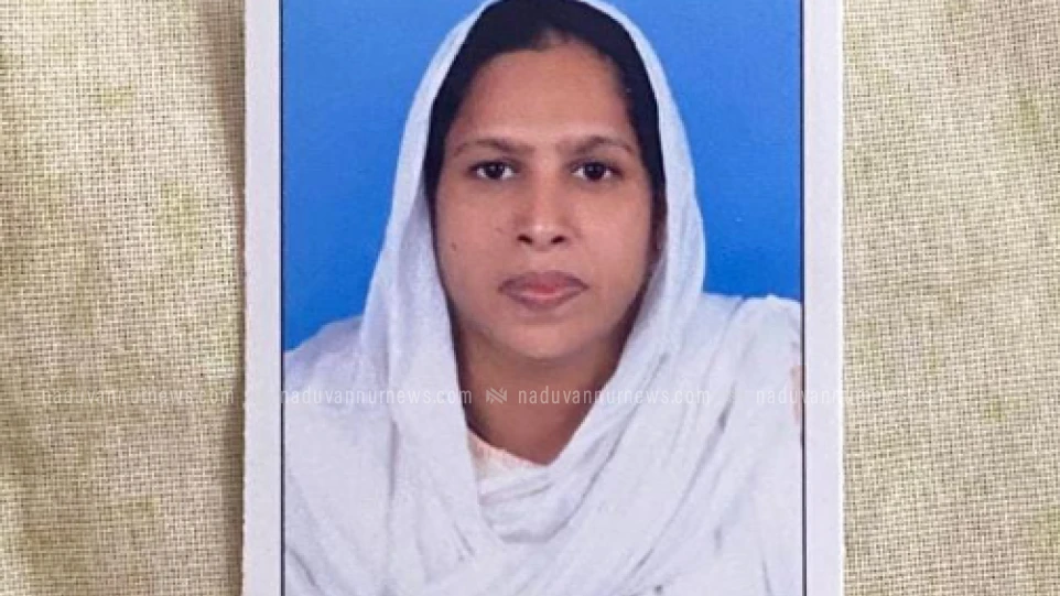 കൂമുള്ളിയിൽ  ബൈക്കപകടത്തിൽ പരിക്കേറ്റ് ചികിത്സയിലായിരുന്ന വീട്ടമ്മ  ഇന്ന് പുലർച്ചെ മരിച്ചു