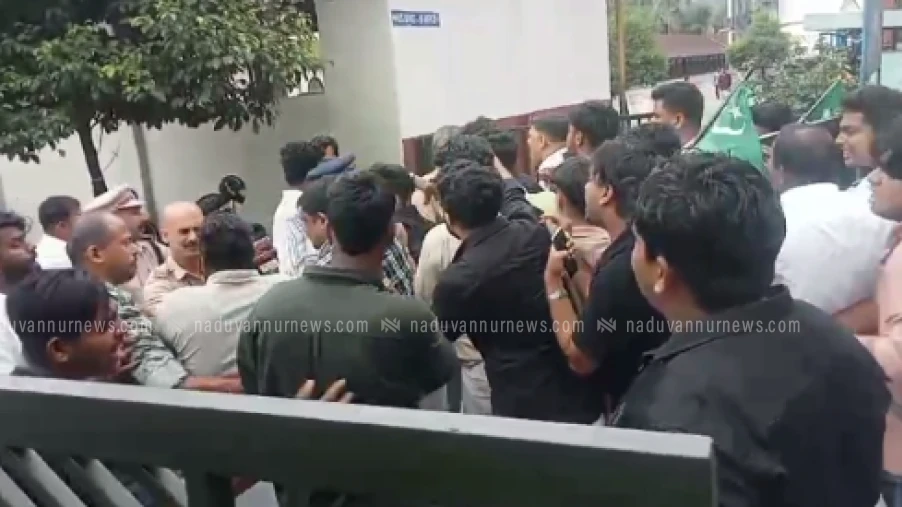  ഷഹബാസ് കൊലപാതക  പ്രതികൾക്ക്   അഡ്മിഷൻ കൊടുത്തതിനെതിരെ എംജിഎം സ്കൂളിലേക്ക് എം എസ് എഫ്  നേതൃത്വത്തിൽ  മാർച്ച് 