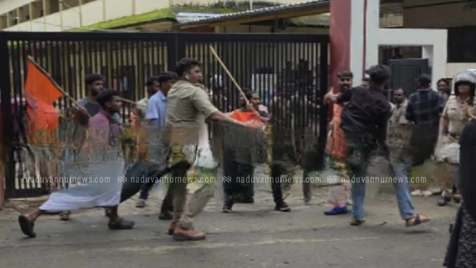 പുതുപ്പാടി ഹയർ സെക്കൻഡറി സ്കൂളിന് മുന്നിൽ എസ്എഫ്ഐ എബിവിപി പ്രവർത്തകർ തമ്മിൽ സംഘർഷം