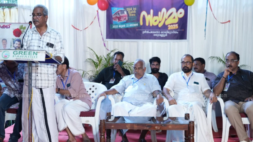 കുറ്റ്യാടി-കോഴിക്കോട് റൂട്ടിലെ പഴയകാല ബസ്സ് തൊഴിലാളികൾ നടുവണ്ണൂരിൽ ഒത്തു ചേർന്നു