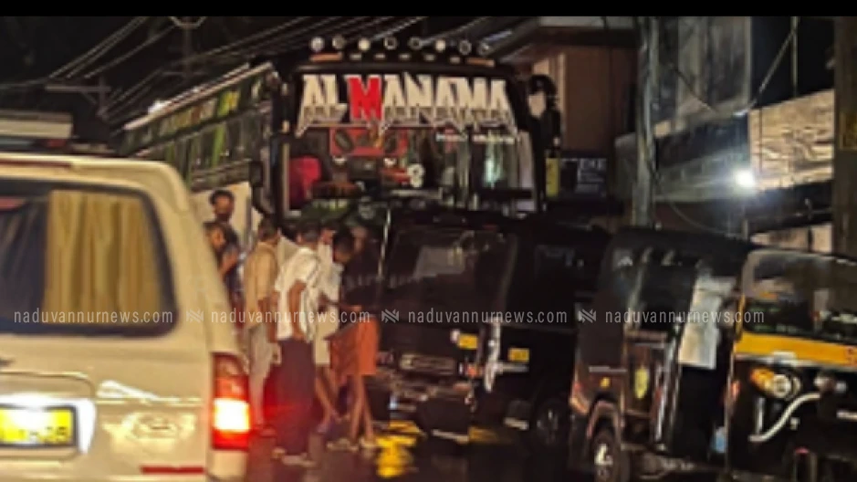 കാവുന്തറ സ്വദേശിയുടെ ടൂറിസ്റ്റ് ബസ് കരുവണ്ണൂരിൽ നിന്നും തട്ടിക്കൊണ്ടു പോകാൻ ശ്രമം;നാട്ടുകാർ പിടികൂടി