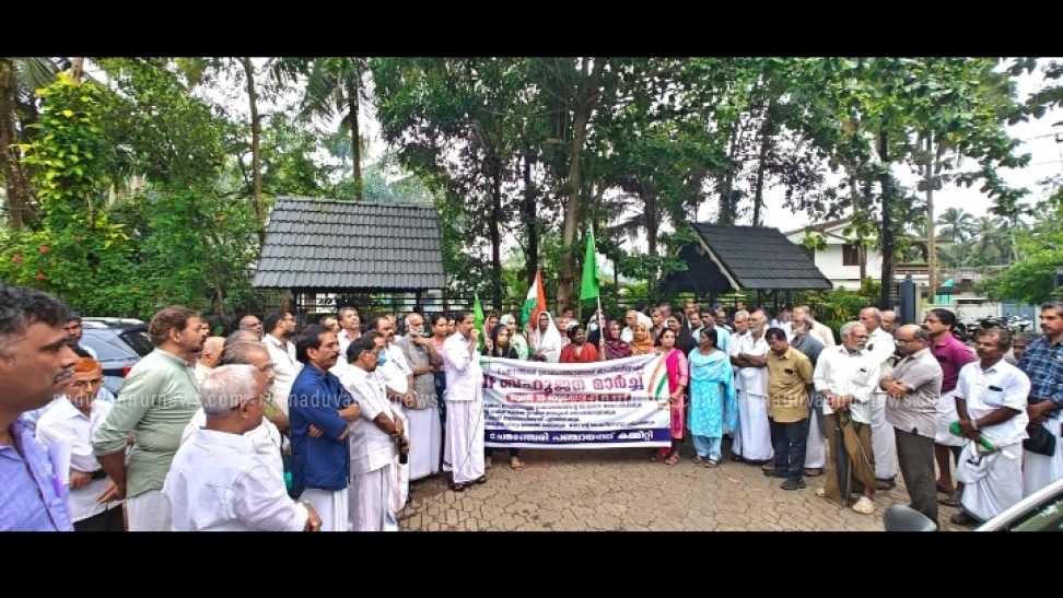 ഗ്രാമീണ റോഡുകളുടെ ശോചനീയാവസ്ഥ; ചേമഞ്ചേരി പഞ്ചായത്ത് ഓഫീസിലേക്ക് യു.ഡി.എഫ്. ബഹുജന മാർച്ച്