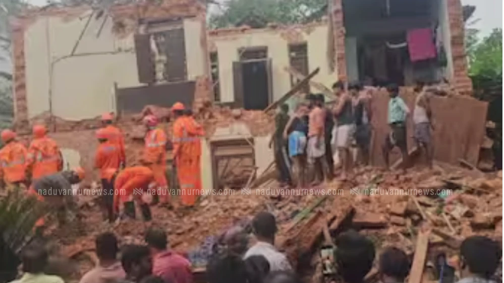 തൃശൂരിൽ ഇരുനില കെട്ടിടം ഇടിഞ്ഞുവീണു; മൂന്ന്  തൊഴിലാളികള്‍ അകപ്പെട്ടു
