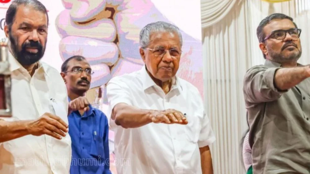 അധ്യാപകർക്ക് കുട്ടികളുടെ ബാഗ് പരിശോധിക്കാം: മുഖ്യമന്ത്രി