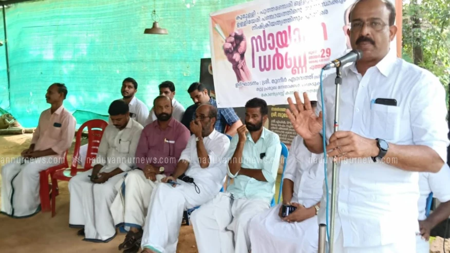  ഗിരീഷ് പുത്തഞ്ചേരി റോഡ് നവീകരണ പ്രവൃത്തിയിൽ  പഞ്ചായത്തിന്റെ അനാസ്ഥയ്‌ക്കെതിരെ  കോൺഗ്രസ്‌ ധർണ്ണ 