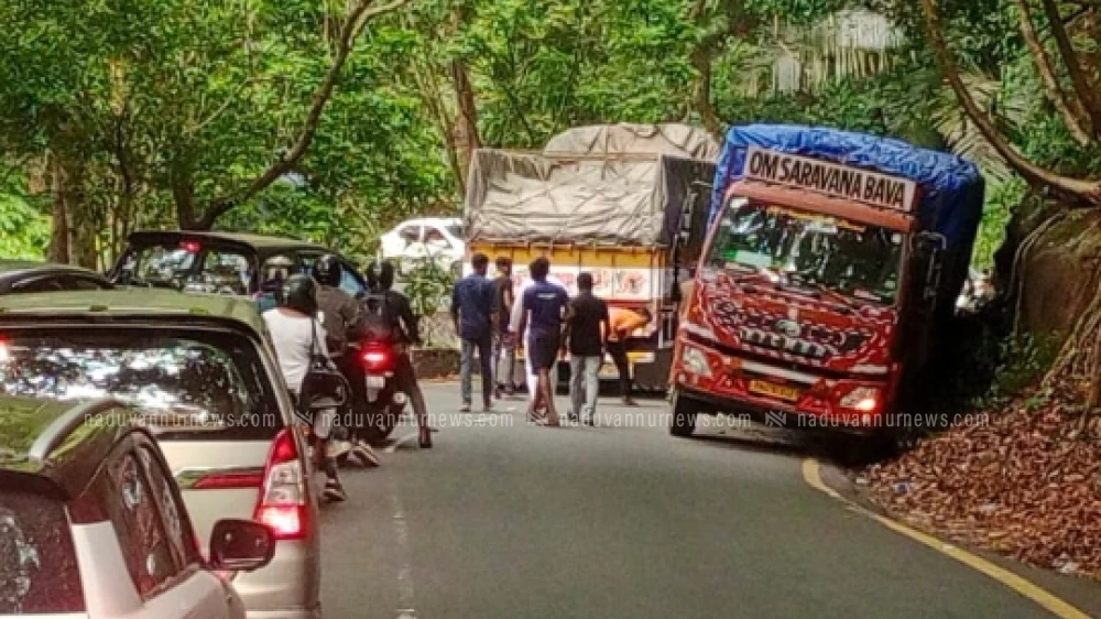 വയനാട് ചുരത്തിൽ ഡ്രൈനേജിൽ ലോറി കുടുങ്ങി ഗതാഗത തടസ്സം