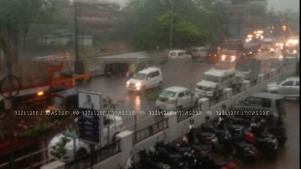 അടുത്ത മൂന്ന് മണിക്കൂറിൽ , കോഴിക്കോട്, അടക്കമുള്ള ജില്ലകളിൽ ഒറ്റപ്പെട്ടയിടങ്ങളിൽ ഇടിമിന്നലോടുകൂടി മഴ