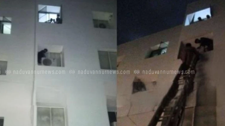 കുറ്റ്യാടിയിൽ കെട്ടിടത്തിന് മുകളിൽ കുടുങ്ങിയ യുവാവിനെ  അഗ്നിരക്ഷാ സേന രക്ഷപ്പെടുത്തി