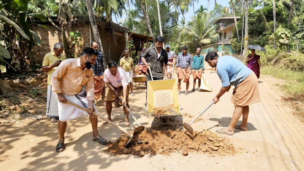 കൂമുള്ളി -പുത്തഞ്ചേരി റോഡിന്റെ ശോചനീയമായ അവസ്ഥയിൽ പ്രതിഷേധിച്ച് ഓട്ടോ ഡ്രൈവർമാരുടെ വ്യത്യസ്തമായ പണിമുടക്ക്
