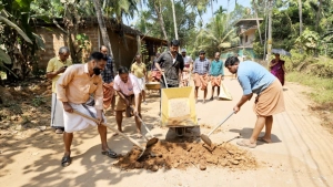 
                        കൂമുള്ളി -പുത്തഞ്ചേരി റോഡിന്റെ ശോചനീയമായ അവസ്ഥയിൽ പ്രതിഷേധിച്ച് ഓട്ടോ ഡ്രൈവർമാരുടെ വ്യത്യസ്തമായ പണിമുടക്ക്
