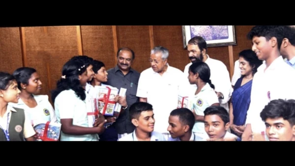  ഒമ്പതാം ക്ലാസിലെ പരീക്ഷ കഴിയുന്നതിന് മുമ്പ് പത്താം ക്ലാസിലെ പാഠപുസ്തകങ്ങൾ വിദ്യാർത്ഥികളിലേയ്ക്ക്