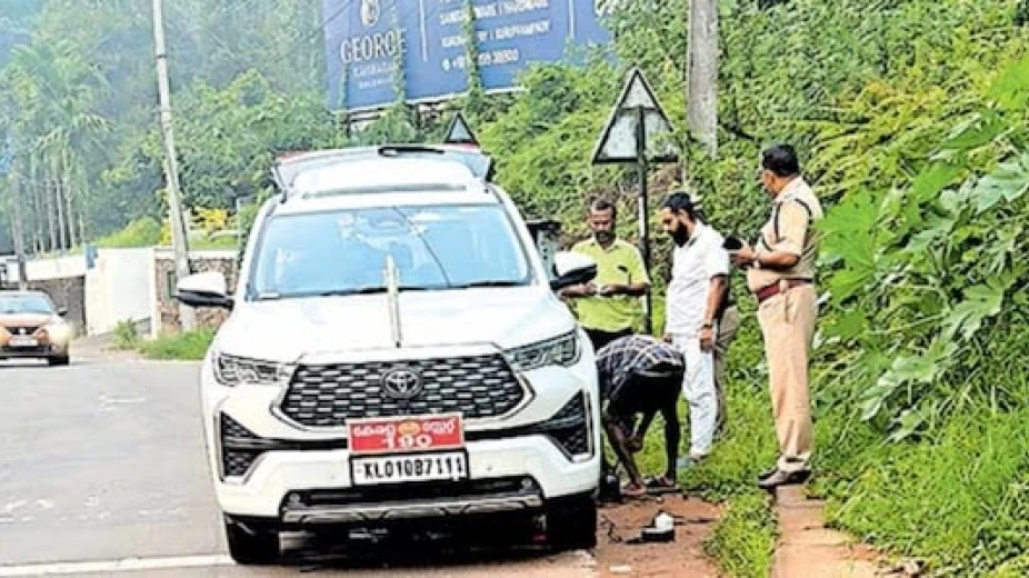 സുരേഷ് ഗോപി സഞ്ചരിച്ചിരുന്ന ഔദ്യോഗിക വാഹനം പാറക്കല്ലിലേക്ക് ഇടിച്ചു കയറി; മുന്‍പിലിരുന്ന കേന്ദ്രമന്ത്രി അത്ഭുതകരമായി രക്ഷപ്പെട്ടു
