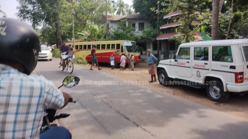 നടുവണ്ണൂർ കരിമ്പാപൊയിലിൽ കലുങ്ക് നിർമ്മാണ സ്ഥലത്ത് ബസ് കുടുങ്ങി ഗതാഗത തടസം