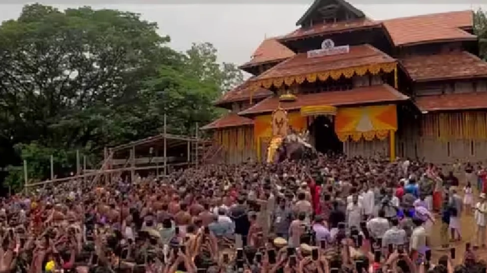 വര്‍ണപ്പൊലിമയും മേളവിസ്മയവും; തൃശൂര്‍ പൂരത്തിന് ആവേശകരമായ കൊടിയിറക്കം