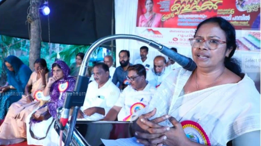  അംഗനവാടി ടീച്ചർക്കുള്ള യാത്രയയപ്പ് നാടും നാട്ടുകാരും ചേർന്ന് ഉത്സവമാക്കി മാറ്റി