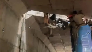 
                        കൊയിലാണ്ടി -മുത്താമ്പി റൂട്ടിൽ ഓവർ ബ്രിഡ്ജിന്റെ വിടവിൽ സ്‌കൂട്ടർ യാത്രികൻ കുടുങ്ങി