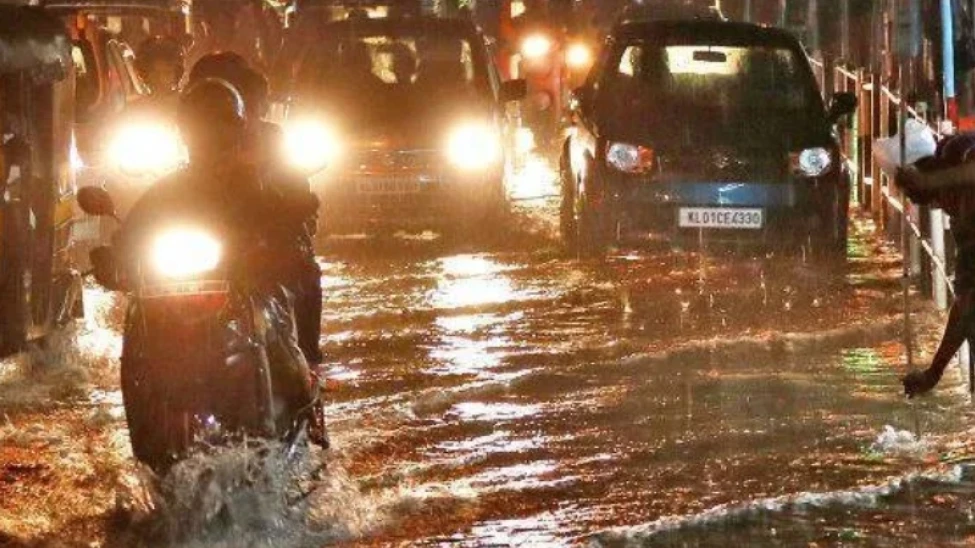  സംസ്ഥാനത്ത് അതി ശക്തമായ മഴ; കണ്ണൂര്‍, കാസര്‍ഗോഡ് ജില്ലകളില്‍ റെഡ് അലര്‍ട്ട്