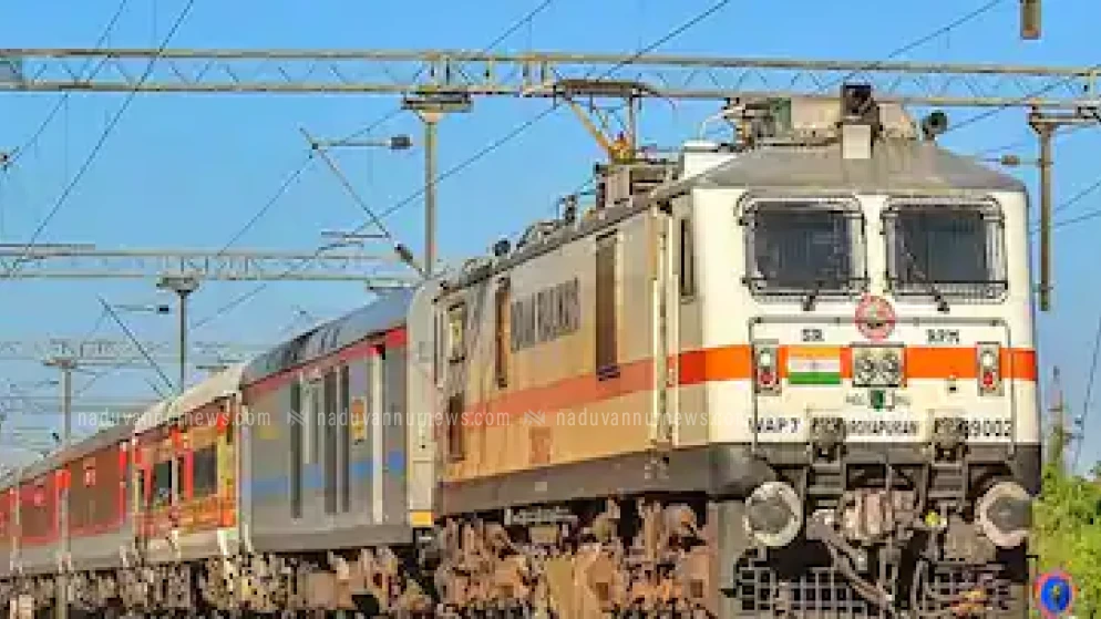 റെയിൽവേ  ട്രാക്കിൽ വീണ്ടും മരം വീണു, ട്രെയിനുകൾ വൈകിയോടുന്നു