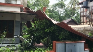 
                        കൂത്താളിയിൽ ഇന്ന് പുലർച്ചെയുണ്ടായ ശക്തമായ ചുഴലിക്കാറ്റിൽ വൻനാശനഷ്‌ടം