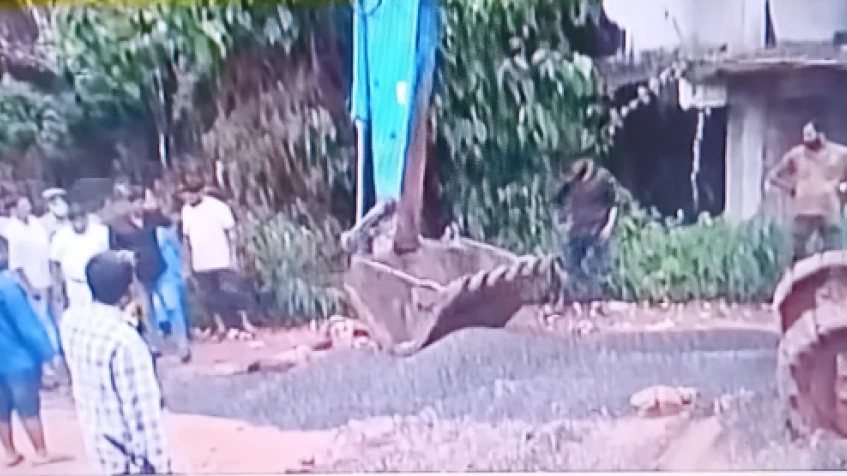 വടകര ദേശീയപാതയിലെ സർവീസ് റോഡിൽ വൻ ഗർത്തം രൂപം കൊണ്ടു