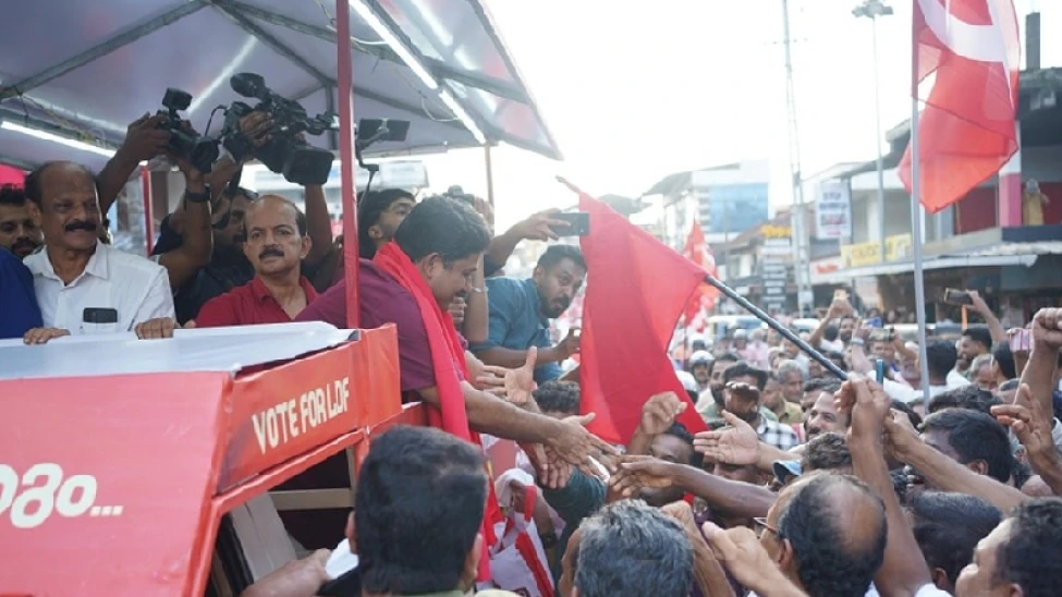 നിലമ്പൂരിനെ ഇളക്കി മറിച്ച് എം സ്വരാജിന്റെ റോഡ് ഷോ