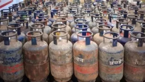 വാണിജ്യ ആവശ്യങ്ങള്ക്കുള്ള പാചക വാതക സിലിണ്ടറിന്റെ വില കുറച്ചു വാണിജ്യ ആവശ്യങ്ങള്ക്കുള്ള പാചക വാതക സിലിണ്ടറിന്റെ വില കുറച്ചു