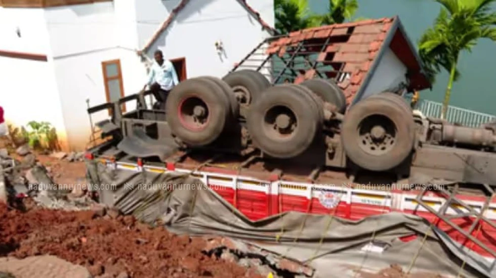  ഫറോക്കിൽ റോഡ് ഇടിഞ്ഞതിനെ തുടർന്ന്, പാര്‍ക്ക് ചെയ്തിരുന്ന ലോറി വീടിന് മുകളിലേക്ക് മറിഞ്ഞ് അപകടം