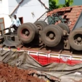 ഫറോക്കിൽ റോഡ് ഇടിഞ്ഞതിനെ തുടർന്ന്, പാര്‍ക്ക് ചെയ്തിരുന്ന ലോറി വീടിന് മുകളിലേക്ക് മറിഞ്ഞ് അപകടം
