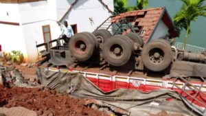 ഫറോക്കിൽ റോഡ് ഇടിഞ്ഞതിനെ തുടർന്ന്, പാര്‍ക്ക് ചെയ്തിരുന്ന ലോറി വീടിന് മുകളിലേക്ക് മറിഞ്ഞ് അപകടം