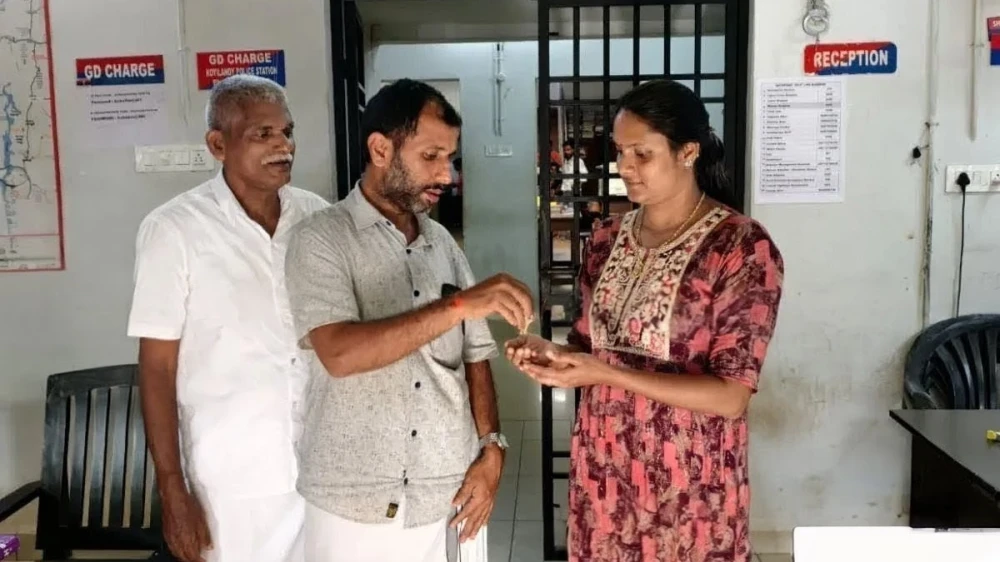  കളഞ്ഞു കിട്ടിയ രണ്ട് പവൻ സ്വർണാഭരണം തിരിച്ചു നൽകിചെങ്ങോട്ടുകാവ് സ്വദേശി മാതൃകയായി