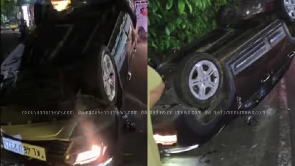  എയർപോർട്ടിൽ നിന്നും മടങ്ങിയ കാർ നിയന്ത്രണംവിട്ട് മറിഞ്ഞു; ദമ്പതികൾക്ക് പരിക്ക്