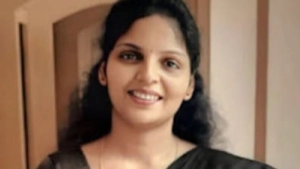 പോലീസിനെ വെട്ടിച്ച് രക്ഷപ്പെടാൻ ശ്രമിച്ച ടിപ്പർ ലോറിയിടിച്ച്  അധ്യാപിക മരിച്ചു