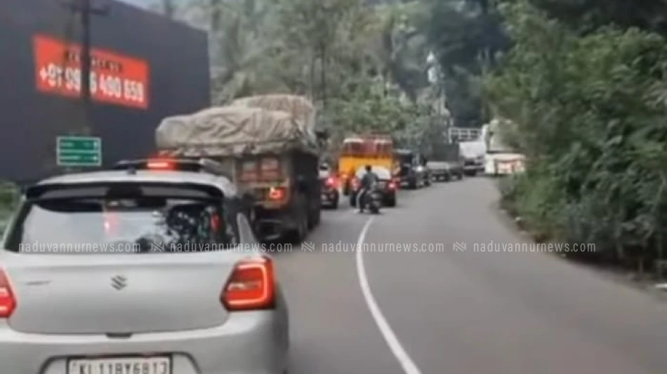 ചുരത്തിൽ ലോറി തകരാറിലായി ഗതാഗത തടസ്സം നേരിടുന്നു