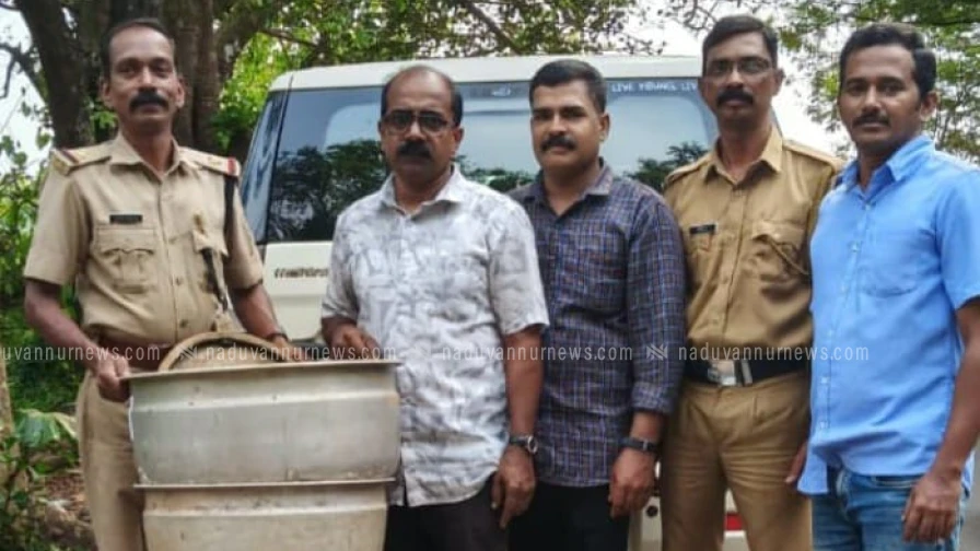  കീഴരിയൂരിൻ 20ലിറ്റർ വാറ്റുചാരായവും വാറ്റുപകരണങ്ങളും പിടി കൂടി 