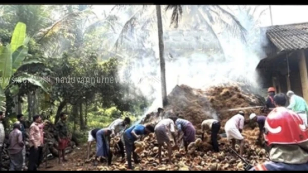  കുറുവങ്ങാട് കയർ സൊസൈറ്റിയിൽ തീപിടുത്തം ;അഗ്നി രക്ഷാ സേന തീ അണയ്ക്കുന്നു