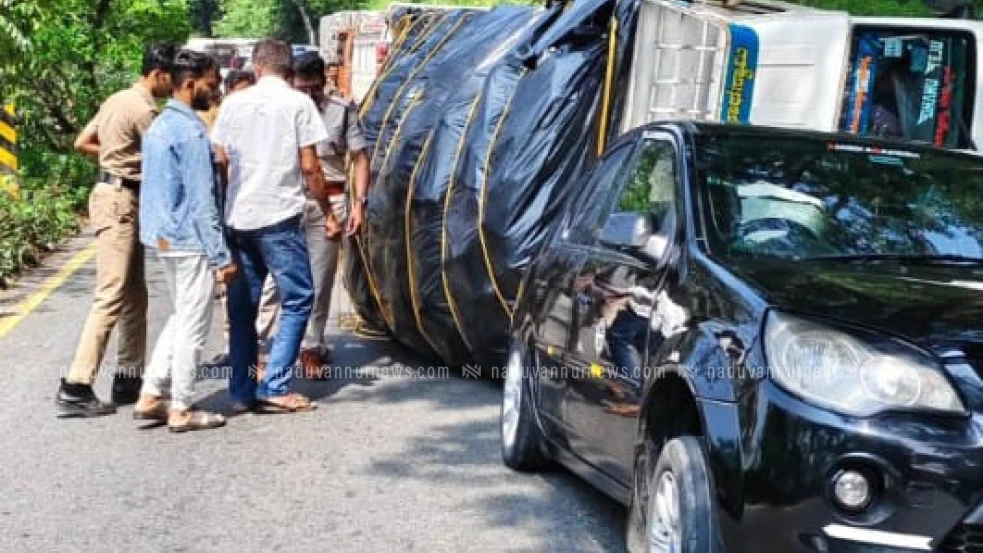  താമരശേരി ചുരത്തിൽ പിക്കപ്പ് മറിഞ്ഞു വൻ ഗതാഗത കുരുക്ക്
