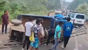 വളാഞ്ചേരിയിൽ ഇന്ന് രാവിലെ  സ്‌കൂൾ ബസ്സും  പിക്കപ് ലോറിയും തമ്മിൽ കൂട്ടിയിടിച്ച് എട്ടു പേർക്ക് പരിക്ക്