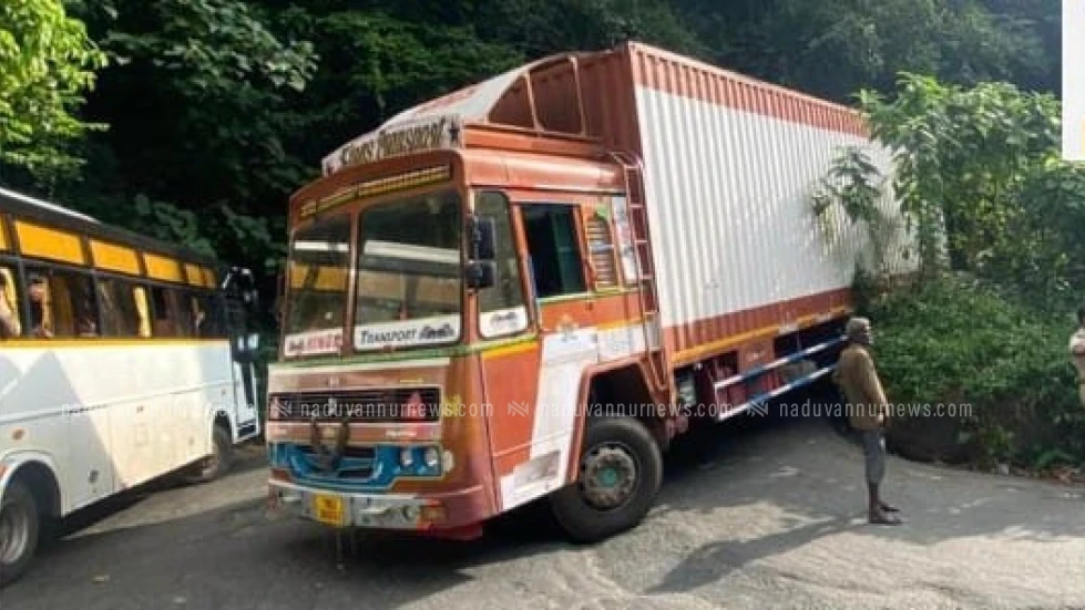  താമരശേരി ചുരം ഏഴാം വളവിൽ ലോറി കുടുങ്ങി രൂക്ഷമായ ഗതാഗത തടസ്സം 