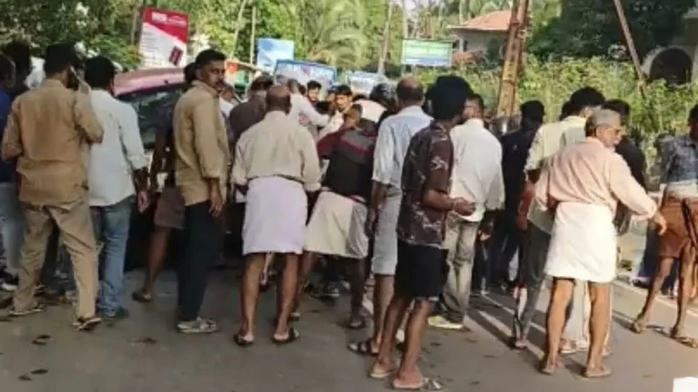  കുറുവങ്ങാട് ആക്ടീവ സ്കൂ‌ട്ടറും കാറും കൂട്ടിയിടിച്ച് അപകടം;സ്കൂട്ടർ യാത്രികന്റെ തല കാറിനുള്ളിൽ കുടുങ്ങിയ നിലയിൽ