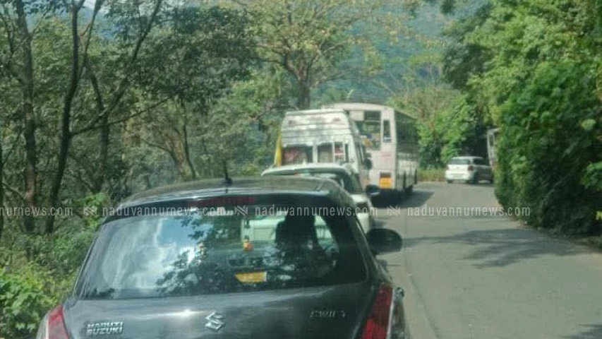 വാഹനബാഹുല്യത്താൽ താമരശേരി ചുരത്തിൽ രൂക്ഷമായ ഗതാഗത കുരിക്ക്
