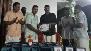 
                        വഴിയാത്രക്കാരൻ്റെ ജീവൻ രക്ഷിച്ച കാവുന്തറയിലെ പോലീസുകാരൻ ബിനിൽ രാജിനെ ആദരിച്ചു