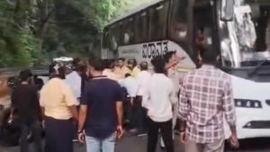 
                        ചുരത്തിൽ ബസ്സും കാറും കൂട്ടിയിടിച്ച് അപകടം