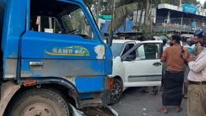 കൊയിലാണ്ടിയിൽ പാർസൽ ലോറിയും കാറും കൂട്ടിയിടിച്ച് മൂന്നുപേർക്ക് പരിക്ക്