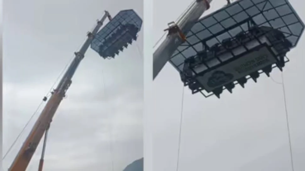  മൂന്നാറിലെ  ആകാശ ഭക്ഷണശാലയിൽ വിനോദ സഞ്ചാരികൾ കുടുങ്ങി