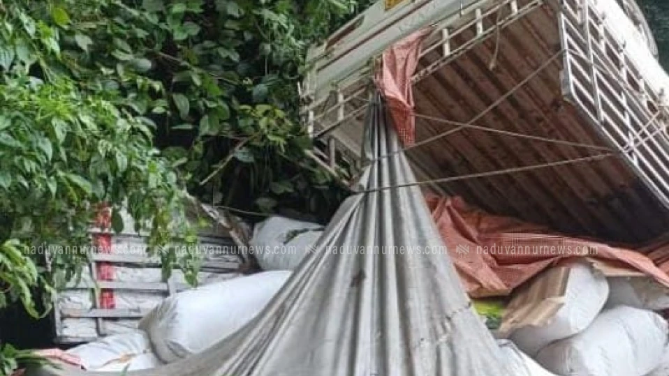 താമരശ്ശേരി ചുരത്തിൽ പിക്കപ്പ് വാൻ തല കീഴായി മറിഞ്ഞു