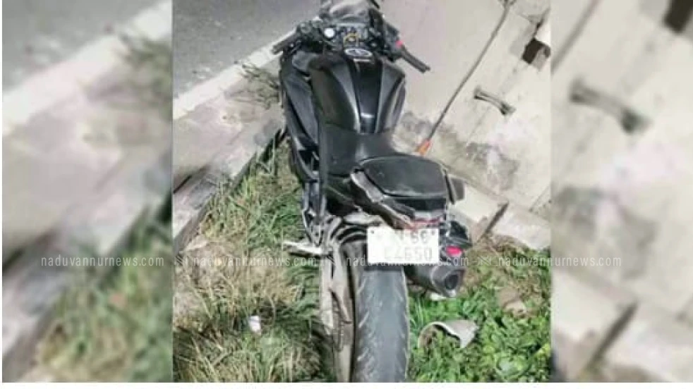 കൊച്ചി മെട്രോ പില്ലറിൽ ബെക്കിടിച്ച്  അപകടത്തിൽ രണ്ട് മരണം