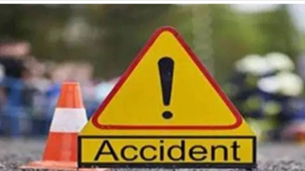 പേരാമ്പ്രയിൽ ബൈക്കും കാറും കൂട്ടിയിടിച്ച് രണ്ടുപേർക്ക് പരുക്ക്; ഒരാളുടെ നില ഗുരുതരം